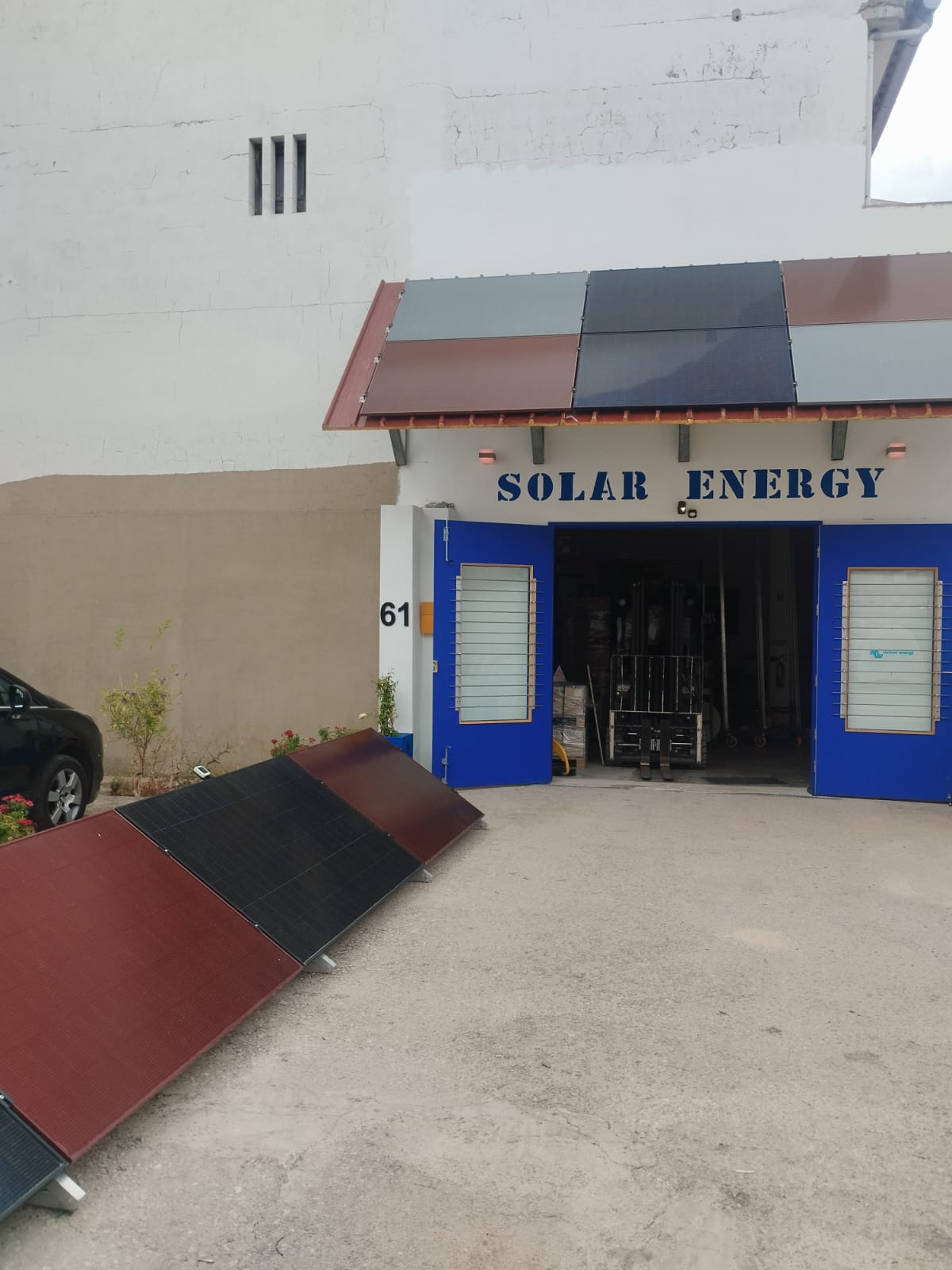 Fachada das instalações da Sombras e Eclipses em Monchique, com painéis solares
